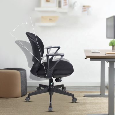 Silla de oficina giratoria negra con reposabrazos ajustables y material de tela de base engrosada