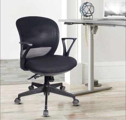 Silla de oficina giratoria negra con reposabrazos ajustables y material de tela de base engrosada