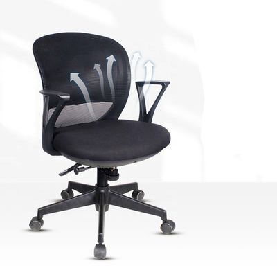 Silla de oficina giratoria negra con reposabrazos ajustables y material de tela de base engrosada