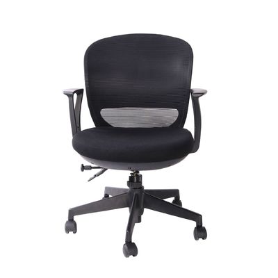 Silla de oficina giratoria negra con reposabrazos ajustables y material de tela de base engrosada