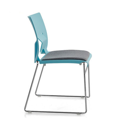 Tipo metálico Otras sillas de conferencias ergonómicas de plástico de PP con diseño curvo cómodo