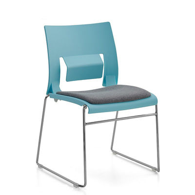 Tipo metálico Otras sillas de conferencias ergonómicas de plástico de PP con diseño curvo cómodo