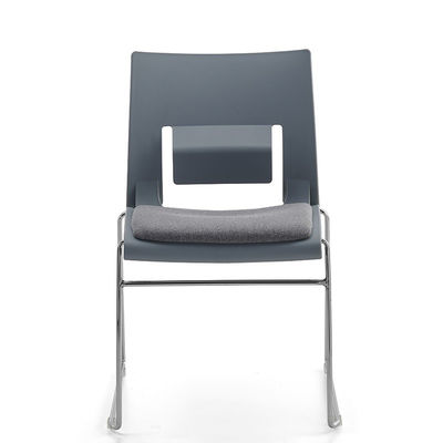 Tipo metálico Otras sillas de conferencias ergonómicas de plástico de PP con diseño curvo cómodo