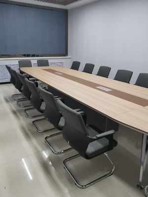 Personaje silla de oficina ergonómica giratoria con diseño de malla de soporte lumbar y reposabrazos