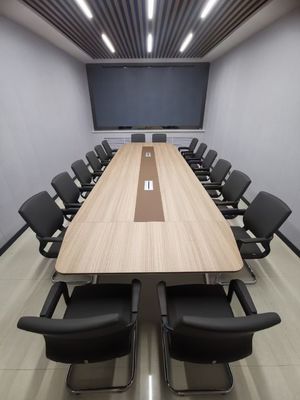 Personaje silla de oficina ergonómica giratoria con diseño de malla de soporte lumbar y reposabrazos