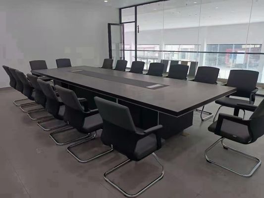 Personaje silla de oficina ergonómica giratoria con diseño de malla de soporte lumbar y reposabrazos