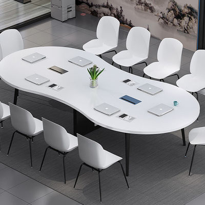 Moderno conjunto de mesa y silla de formación para negociaciones productivas en salas de conferencias