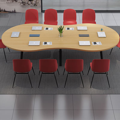 Moderno conjunto de mesa y silla de formación para negociaciones productivas en salas de conferencias