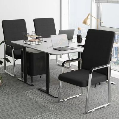 Silla de computadora de oficina con estilo para comodidades sedentarias y maletas fijas