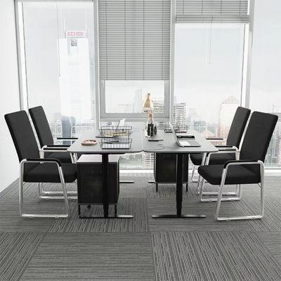 Silla de computadora de oficina con estilo para comodidades sedentarias y maletas fijas
