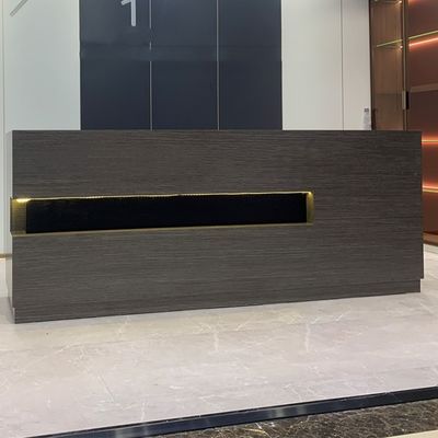 Mesa de recepción de la esquina de madera maciza para la tienda de ropa del hotel y la mesa de recepción de la empresa