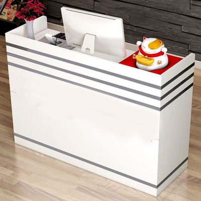 Scenarios de uso del centro comercial Simple Modern Cashier Desk para la recepción de la empresa