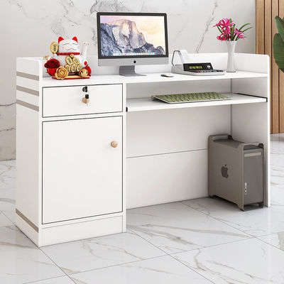 Scenarios de uso del centro comercial Simple Modern Cashier Desk para la recepción de la empresa