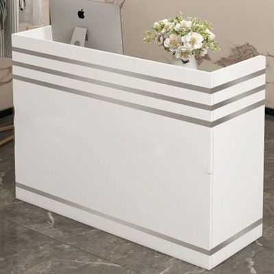 Scenarios de uso del centro comercial Simple Modern Cashier Desk para la recepción de la empresa