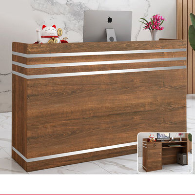 Scenarios de uso del centro comercial Simple Modern Cashier Desk para la recepción de la empresa