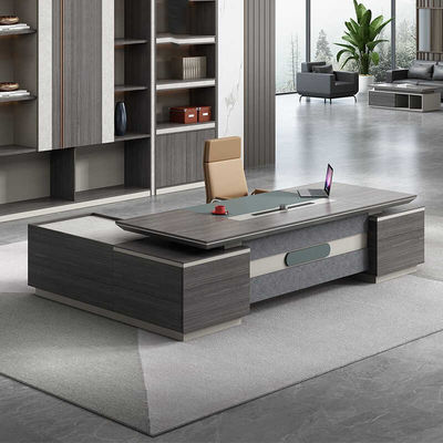 Muebles de oficina con gabinetes laterales y en forma de L.