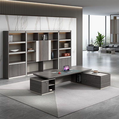 Muebles de oficina con gabinetes laterales y en forma de L.