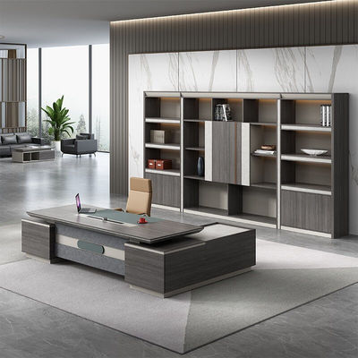 Muebles de oficina con gabinetes laterales y en forma de L.