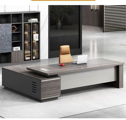 Proceso de pintura de madera de grano con bordes de mesa ejecutivo de oficina moderna
