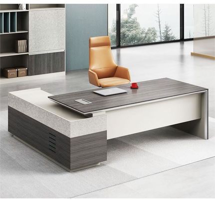Proceso de pintura de madera de grano con bordes de mesa ejecutivo de oficina moderna