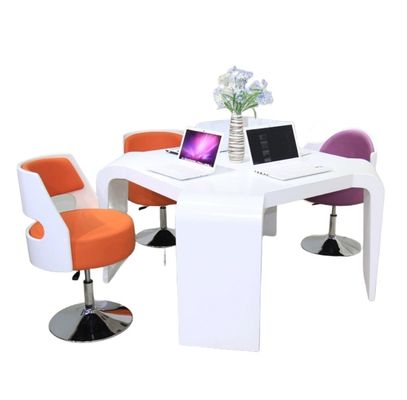 ODM Triángulo de oficina moderno Combinación de escritorio y silla Mesa de conferencias de sala de exposición pequeña