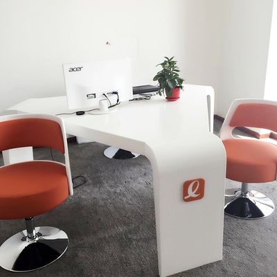 ODM Triángulo de oficina moderno Combinación de escritorio y silla Mesa de conferencias de sala de exposición pequeña
