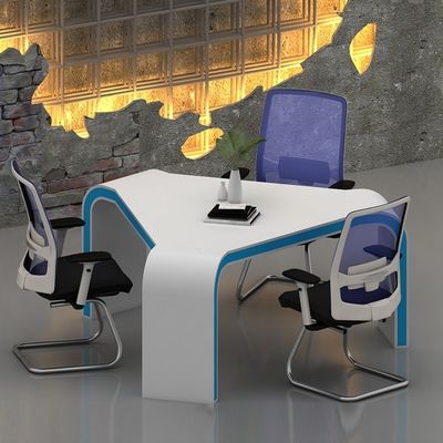 ODM Triángulo de oficina moderno Combinación de escritorio y silla Mesa de conferencias de sala de exposición pequeña