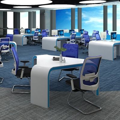 ODM Triángulo de oficina moderno Combinación de escritorio y silla Mesa de conferencias de sala de exposición pequeña