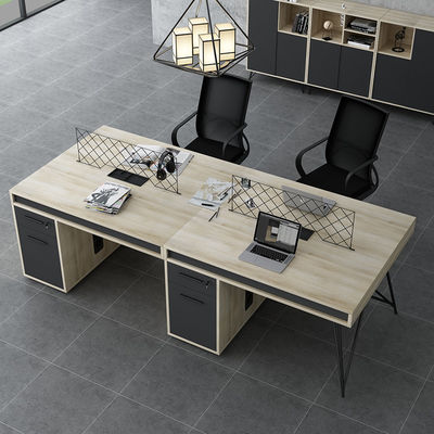 Muebles de oficina simples y modernos Combinación de mesa y silla para estaciones de trabajo abiertas del personal
