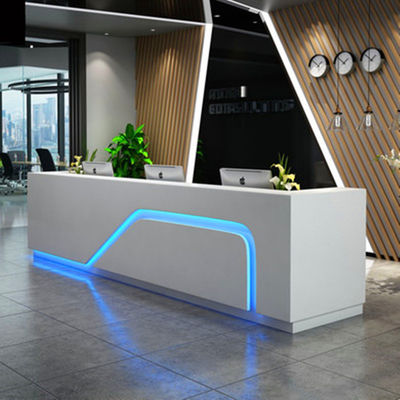 Escritorio de recepción de diseño moderno para recepción corporativa personalizada y inicio de sesión de conferencias