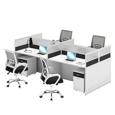 Modernidad en el mobiliario de oficina Cuatro escritorio y silla de personal combinación para un lugar de trabajo simple