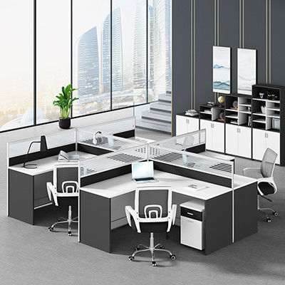 Modernidad en el mobiliario de oficina Cuatro escritorio y silla de personal combinación para un lugar de trabajo simple