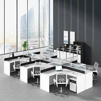 Modernidad en el mobiliario de oficina Cuatro escritorio y silla de personal combinación para un lugar de trabajo simple