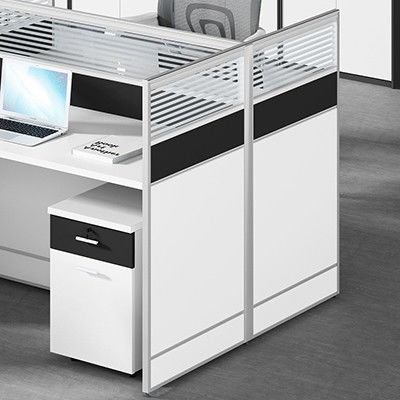 Modernidad en el mobiliario de oficina Cuatro escritorio y silla de personal combinación para un lugar de trabajo simple