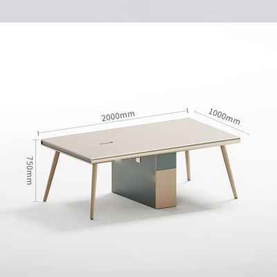 La sala de reuniones moderna de la empresa se perfecciona con una mesa de conferencias simple y moderna