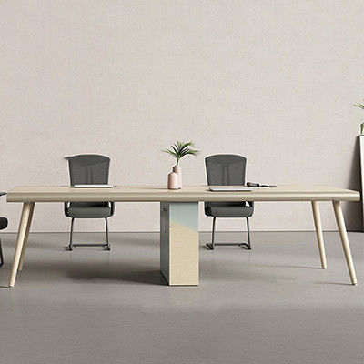 La sala de reuniones moderna de la empresa se perfecciona con una mesa de conferencias simple y moderna