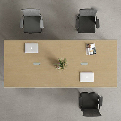 La sala de reuniones moderna de la empresa se perfecciona con una mesa de conferencias simple y moderna