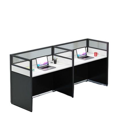 Mesa y sillas para el personal de la oficina del supermercado