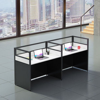 Mesa y sillas para el personal de la oficina del supermercado