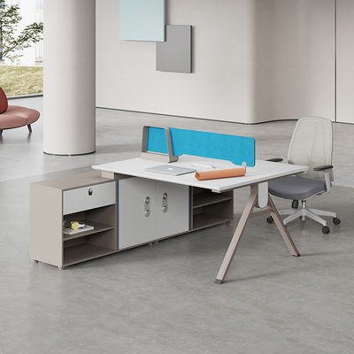 Diseño moderno extensible Luz de oficina de lujo Combinación de escritorio y silla para 2-4 personas