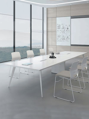 Mesa de conferencias blanca moderna para entrenamiento de oficina y negociación en el centro comercial
