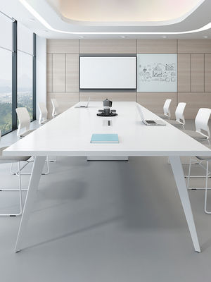 Mesa de conferencias blanca moderna para entrenamiento de oficina y negociación en el centro comercial