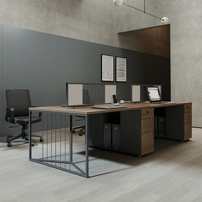 Estación de trabajo de oficina minimalista para cuatro personas con escritorio y silla de superficie de melamina de madera
