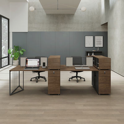 Estación de trabajo de oficina minimalista para cuatro personas con escritorio y silla de superficie de melamina de madera