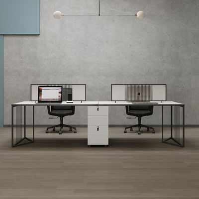 Estación de trabajo de oficina minimalista para cuatro personas con escritorio y silla de superficie de melamina de madera