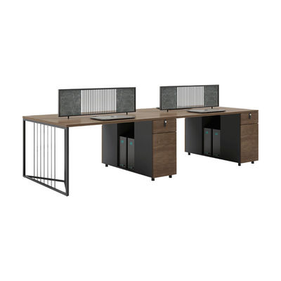 Estación de trabajo de oficina minimalista para cuatro personas con escritorio y silla de superficie de melamina de madera