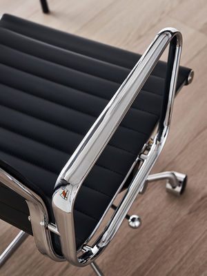 Silla de oficina ejecutiva ajustable en altura con ruedas giratorias y cuero sintético PU