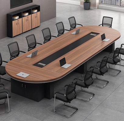 Mesa de reuniones moderna y sencilla ideal para discusiones colaborativas en salas de conferencias