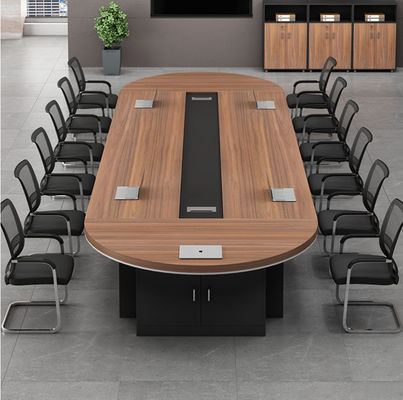 Mesa de reuniones moderna y sencilla ideal para discusiones colaborativas en salas de conferencias