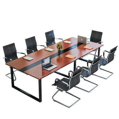 Mesa de conferencias con sillas para el final de la sala de reuniones